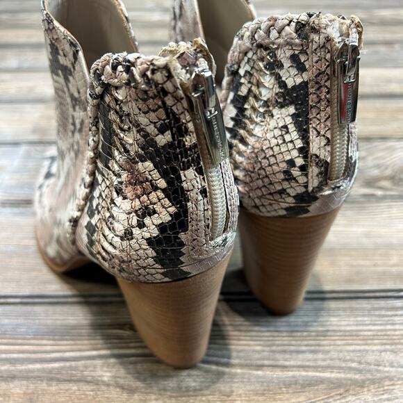 Vince Camuto DELSIMBA Snake Print Leather Ankle Boots NWOB 11M - Picture 3 of 7